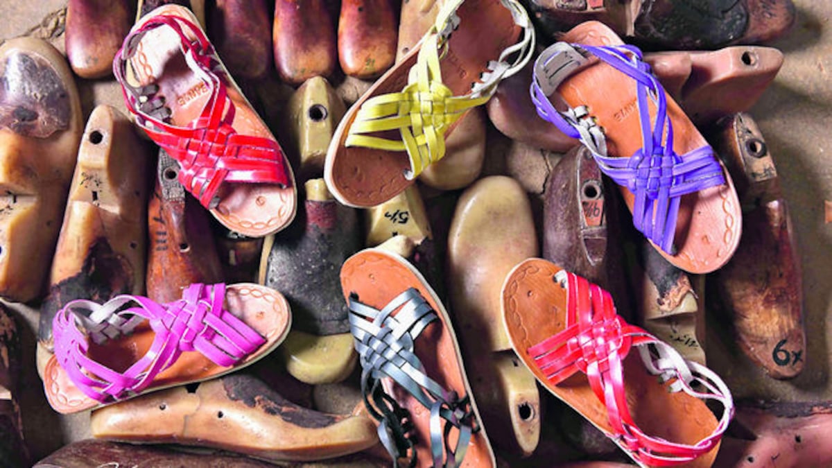 Las cutarras se actualizan con colores llamativos, las botas de lluvia cambian de aspecto para servir de fondo a las ranas doradas y en las cómodas alpargatas se refleja el lado bello de lo