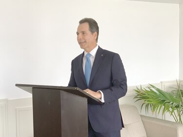 Apadea reelige a Arturo Sáenz Illueca como presidente