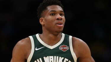 Estrella de la NBA Antetokounmpo defiende a su hermano, tratado de 'mono'