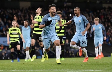 Manchester City gana con doblete de Agüero