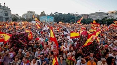 Miles de personas protestan en España por la respuesta del gobierno de Pedro Sánchez a la crisis migratoria en Ceuta