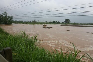 Se desborda el río Cabra; Sinaproc realiza evaluaciones