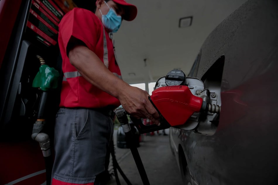 Anuncian nuevos precios regulares de los combustibles