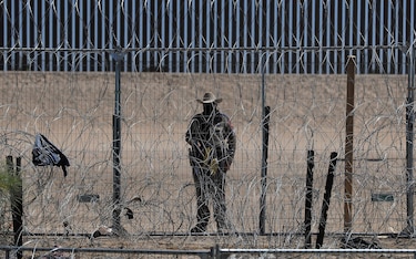 Estados Unidos promulga norma que busca elevar estándares para solicitar asilo en la frontera sur