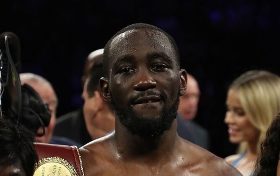 Terence Crawford gana tras un golpe bajo a Amir Khan