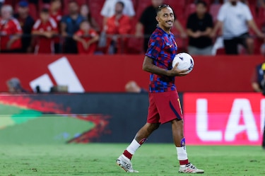 Raphinha, liberado por Brasil por una lesión leve, regresa a Barcelona