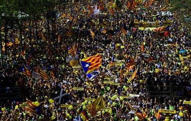 Multitudinaria manifestación en Barcelona por la libertad de independentistas catalanes