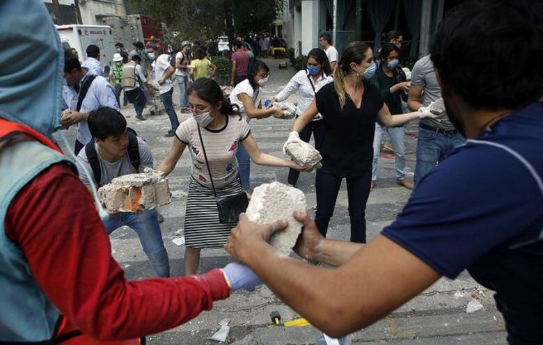 Crece desesperación por desaparecidos tras sismo en México