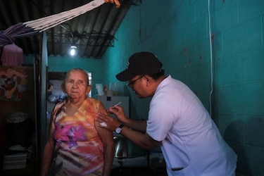 "Somos un experimento social": las críticas y las dudas que genera la IA que impulsa Bukele para gestionar la salud en El Salvador