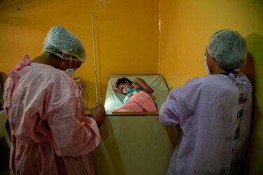 China instaura restricciones por temor a un rebrote mientras la pandemia enluta a Brasil