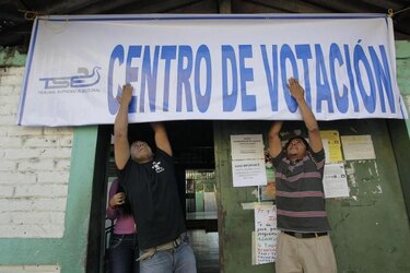 Los salvadoreños comienzan a votar en elecciones presidenciales