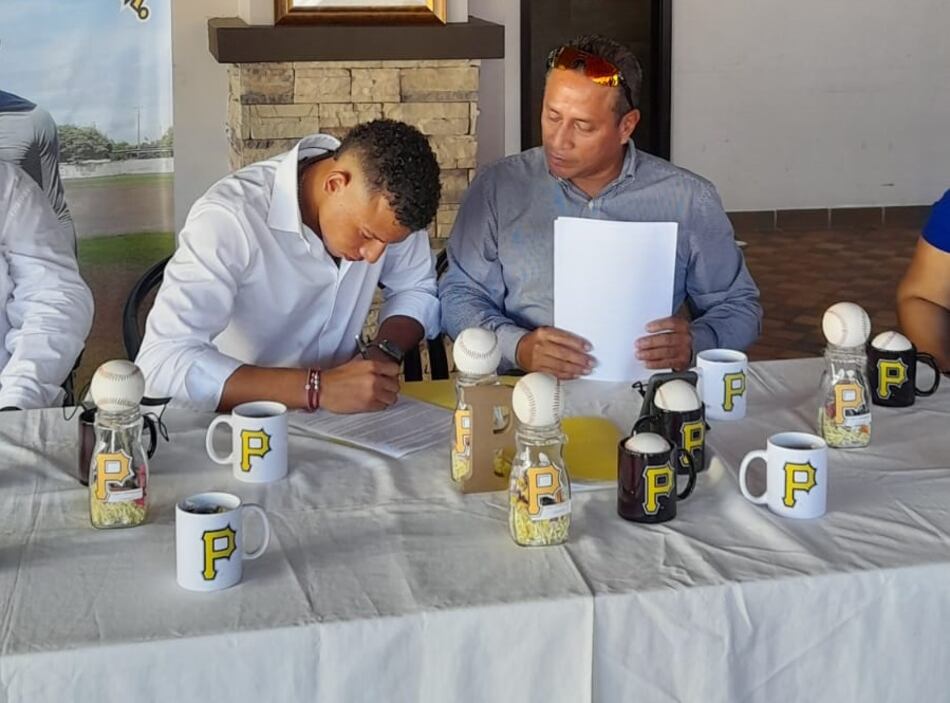 Jugador pariteño firma con los Piratas de Pittsburgh