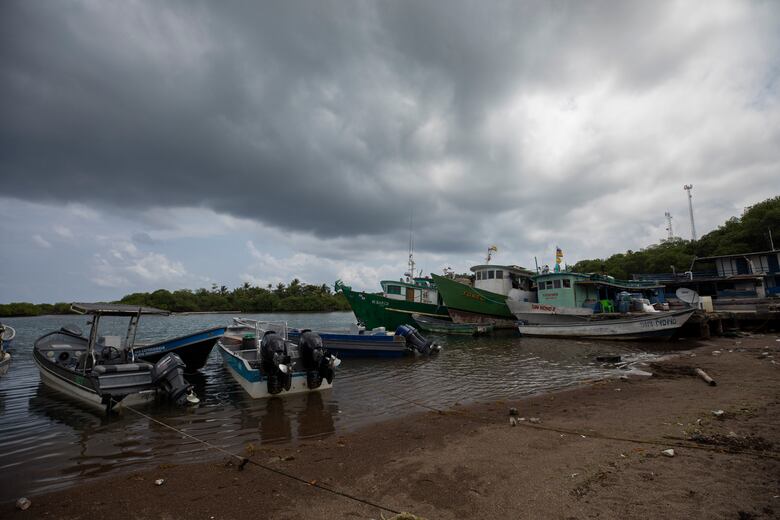Migrantes varados en Colón retoman su viaje de regreso a Colombia