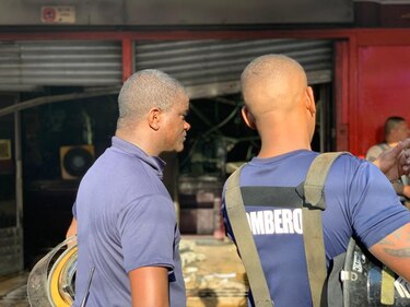 Bomberos sofocan fuego en Calidonia
