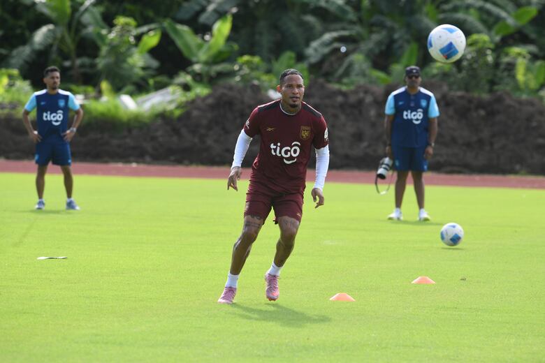 Thomas Christiansen inicia entrenamientos en el CAR con 11 jugadores y la mira puesta en el Cuscatlán