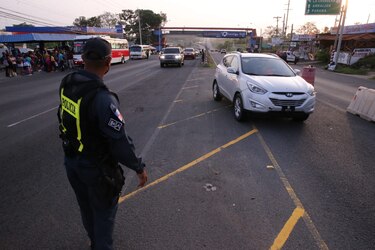 Inversión de carriles para facilitar el tránsito vehicular por Semana Santa