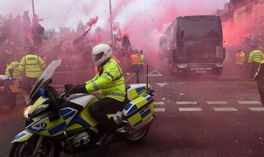 UEFA acusa a Liverpool por agresión a bus del Manchester City