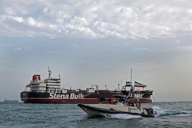 Irán interrumpe el tránsito de petroleros por el Estrecho de Ormuz, según medio iraní
