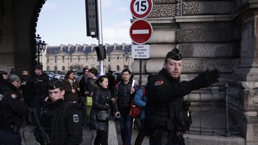 Abatido un agresor ante el Museo del Louvre en París