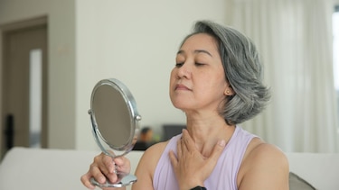 "Cuerpo de teléfono": cómo la tecnología nos arruga el cuello y debilita las manos