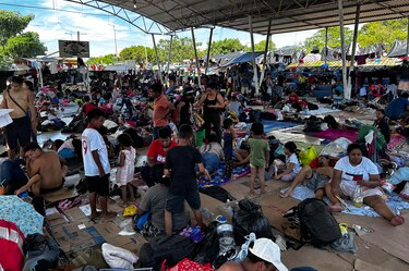 Caravana migrante realiza una vigilia en el sur de México