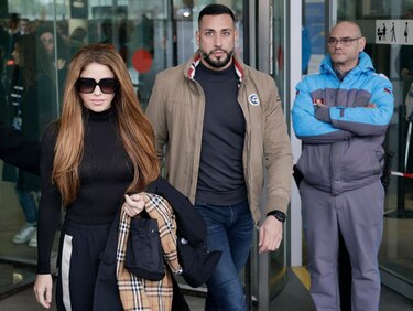 Shakira niega una relación sentimental con su instructor de surf