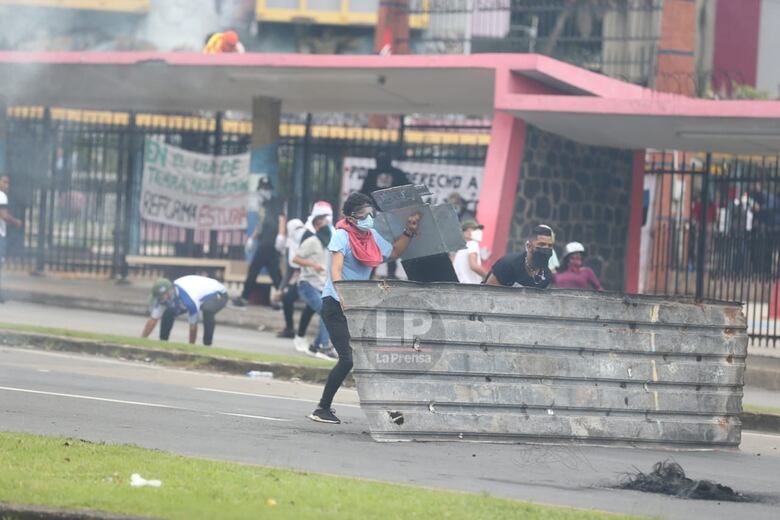 Universitarios se enfrentan con antidisturbios; reabren la vía Transístmica