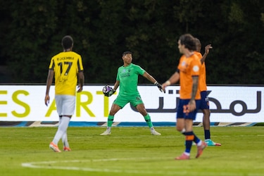 Cuti Mosquera brilla en Arabia: le tapa otro penal a Karim Benzema