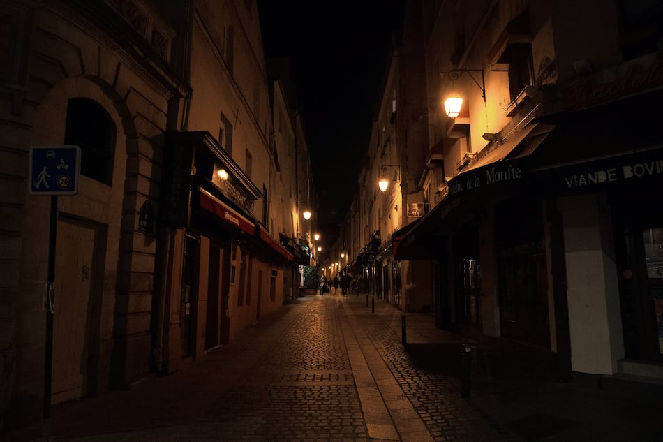 Calles de París, desiertas en primera noche de toque de queda