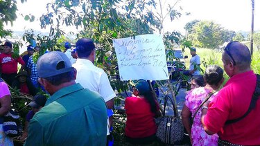 Bloquean carretera y exigen presencia de las autoridades