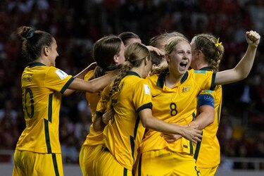 Australia vence a Costa Rica y lidera el Grupo A sobre España y Brasil