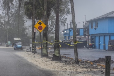 Milton golpea el centro de Florida en una noche con millones de desplazados y sin luz; baja de categoría