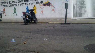 Video: Lanzan dos artefactos explosivos en sedes del partido opositor Acción Democrática en Venezuela