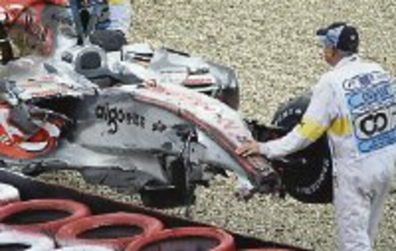 Accidente de Hamilton abre las puertas a Raikkonen y Alonso