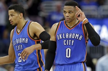 Westbrook sigue imparable; Warriors doblegan a Spurs