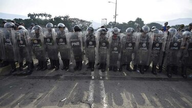 Venezuela: militares bloquean puentes fronterizos