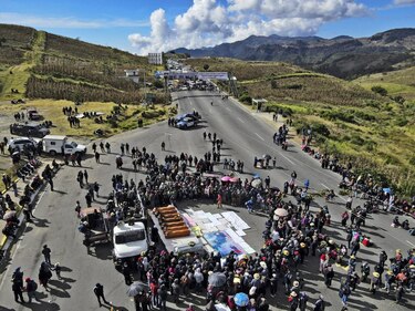 Indígenas desafían estado de sitio en Guatemala y bloquean ruta tras una masacre