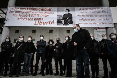 Minuto de silencio en escuelas en Francia en homenaje a profesor Samuel Paty