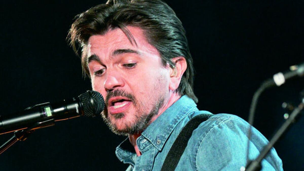 Juanes cantó en español durante la ceremonia.