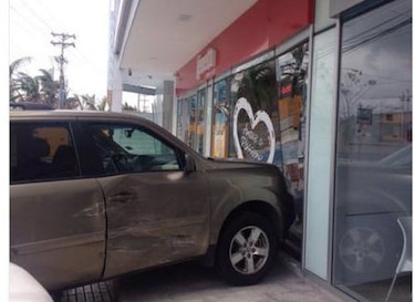 Camioneta se estrella contra heladería en Versalles; no hay heridos