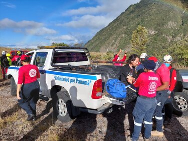 Hallan con vida a los excursionistas que se extraviaron en el volcán Barú