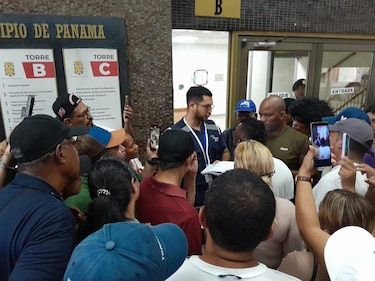 Caos en la Alcaldía de Panamá por inicio de pago con cheques para detectar ‘botellas’, mientras buhoneros se oponen a reubicación