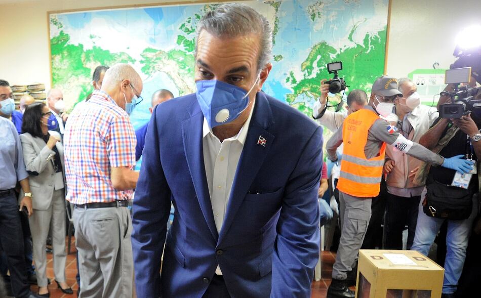 El opositor Abinader se proclama ganador de votación presidencial en República Dominicana