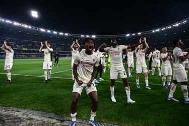 El AC Milan vence 3-1 al Hellas Verona y recupera el liderato