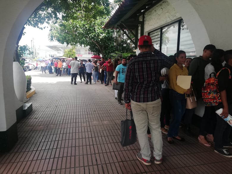 Chiriquí: jóvenes acuden a convocatoria de feria de empleo por apertura de cine