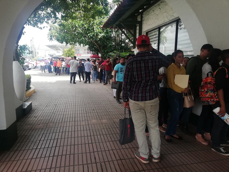 Chiriquí: jóvenes acuden a convocatoria de feria de empleo por apertura de cine