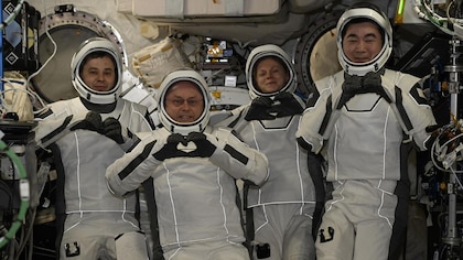4 astronautas amerizan en la Tierra tras ser evacuados de la Estación Espacial Internacional debido a un ‘grave’ problema médico