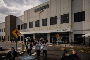 Trabajadores aprueban en Nueva York el primer sindicato de Amazon en Estados Unidos