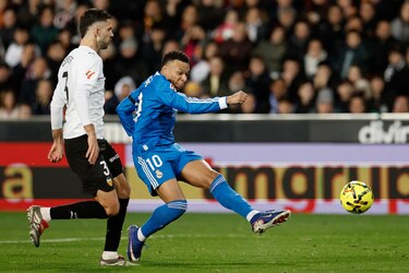 Carreras y Mbappé dan el triunfo a un gris Real Madrid ante un Valencia sin pegada