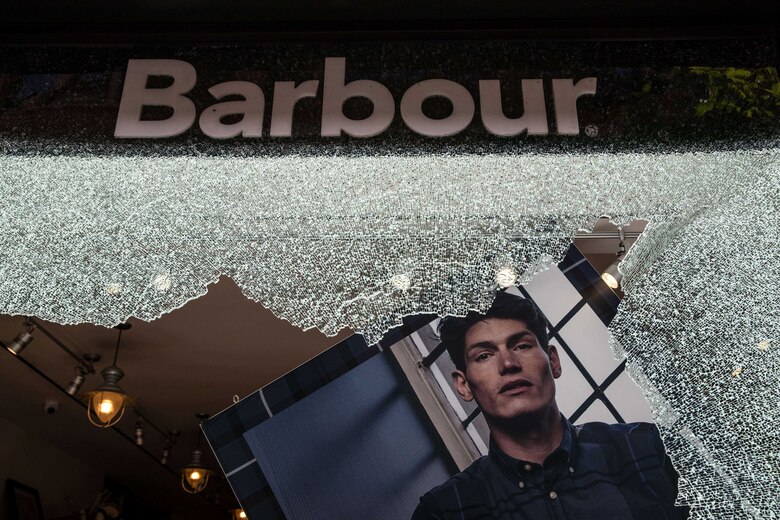 La ira se apodera de Estados Unidos, los disturbios estremecen al país que gobierna Trump